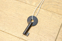 重厚感のある金具と杢目が見事な最上衣裳箪笥 BB3028