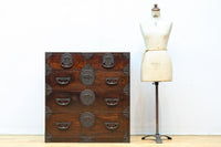 重厚感のある金具と杢目が見事な最上衣裳箪笥 BB3028