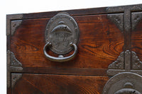 重厚感のある金具と杢目が見事な最上衣裳箪笥 BB3028