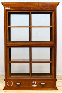 オークの上質な色艶に十字枠がレトロ感高める四面ガラスケース BB3044