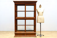 オークの上質な色艶に十字枠がレトロ感高める四面ガラスケース BB3044