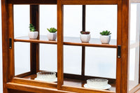 オークの上質な色艶に十字枠がレトロ感高める四面ガラスケース BB3044