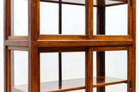 オークの上質な色艶に十字枠がレトロ感高める四面ガラスケース BB3044