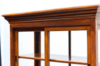 オークの上質な色艶に十字枠がレトロ感高める四面ガラスケース BB3044