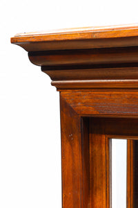 オークの上質な色艶に十字枠がレトロ感高める四面ガラスケース BB3044