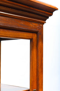 オークの上質な色艶に十字枠がレトロ感高める四面ガラスケース BB3044