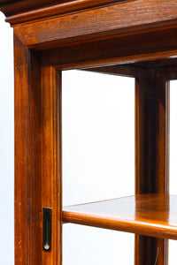 オークの上質な色艶に十字枠がレトロ感高める四面ガラスケース BB3044