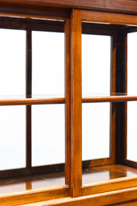 オークの上質な色艶に十字枠がレトロ感高める四面ガラスケース BB3044