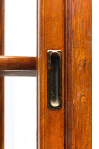 オークの上質な色艶に十字枠がレトロ感高める四面ガラスケース BB3044