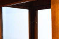 オークの上質な色艶に十字枠がレトロ感高める四面ガラスケース BB3044