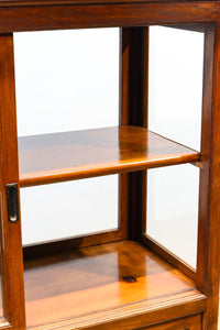 オークの上質な色艶に十字枠がレトロ感高める四面ガラスケース BB3044