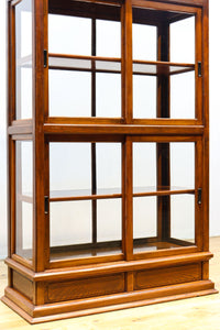 オークの上質な色艶に十字枠がレトロ感高める四面ガラスケース BB3044