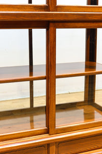 オークの上質な色艶に十字枠がレトロ感高める四面ガラスケース BB3044