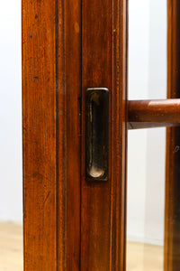 オークの上質な色艶に十字枠がレトロ感高める四面ガラスケース BB3044