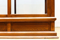 オークの上質な色艶に十字枠がレトロ感高める四面ガラスケース BB3044