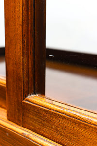 オークの上質な色艶に十字枠がレトロ感高める四面ガラスケース BB3044