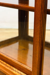 オークの上質な色艶に十字枠がレトロ感高める四面ガラスケース BB3044