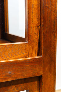 オークの上質な色艶に十字枠がレトロ感高める四面ガラスケース BB3044