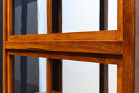 オークの上質な色艶に十字枠がレトロ感高める四面ガラスケース BB3044