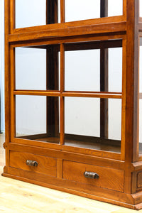 オークの上質な色艶に十字枠がレトロ感高める四面ガラスケース BB3044