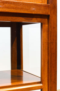 オークの上質な色艶に十字枠がレトロ感高める四面ガラスケース BB3044