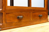 オークの上質な色艶に十字枠がレトロ感高める四面ガラスケース BB3044