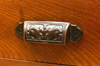 オークの上質な色艶に十字枠がレトロ感高める四面ガラスケース BB3044