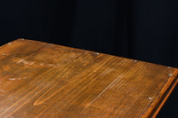 オークの上質な色艶に十字枠がレトロ感高める四面ガラスケース BB3044