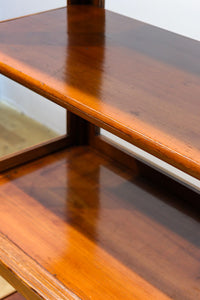 オークの上質な色艶に十字枠がレトロ感高める四面ガラスケース BB3044