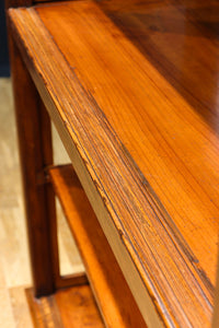 オークの上質な色艶に十字枠がレトロ感高める四面ガラスケース BB3044