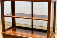 オークの上質な色艶に十字枠がレトロ感高める四面ガラスケース BB3044