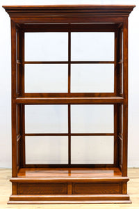 オークの上質な色艶に十字枠がレトロ感高める四面ガラスケース BB3044