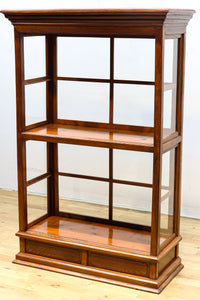 オークの上質な色艶に十字枠がレトロ感高める四面ガラスケース BB3044