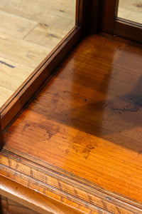 オークの上質な色艶に十字枠がレトロ感高める四面ガラスケース BB3044