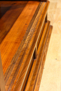 オークの上質な色艶に十字枠がレトロ感高める四面ガラスケース BB3044