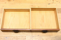 オークの上質な色艶に十字枠がレトロ感高める四面ガラスケース BB3044