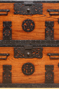 縁起の良い大型金具で凛とした威厳を放つ極上佐渡半櫃(はんがい) BB3054-MT