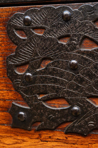 縁起の良い大型金具で凛とした威厳を放つ極上佐渡半櫃(はんがい) BB3054-MT