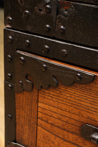 縁起の良い大型金具で凛とした威厳を放つ極上佐渡半櫃(はんがい) BB3054-MT