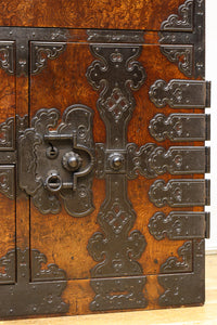 美麗な杢目に和モダンな装飾金具で絢爛豪華な庄内衣裳箪笥 BB3055-MT