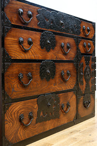 極上!! 華やかな欅杢目に龍虎金具が映える仙台衣裳箪笥 BB3062