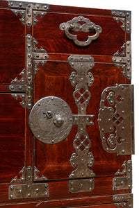 上品な艶色と桜金具の格調ある極上米沢衣裳箪笥 BB3063