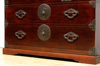 上品な艶色と桜金具の格調ある極上米沢衣裳箪笥 BB3063