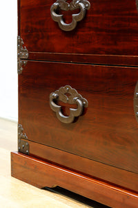 上品な艶色と桜金具の格調ある極上米沢衣裳箪笥 BB3063