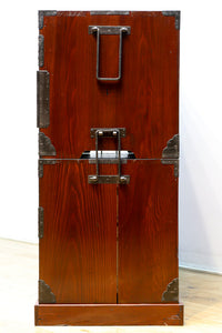 上品な艶色と桜金具の格調ある極上米沢衣裳箪笥 BB3063