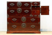 上品な艶色と桜金具の格調ある極上米沢衣裳箪笥 BB3063