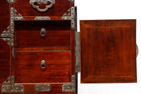 上品な艶色と桜金具の格調ある極上米沢衣裳箪笥 BB3063