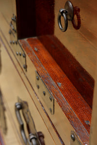 上品な艶色と桜金具の格調ある極上米沢衣裳箪笥 BB3063