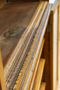 モールガラスが個性的なレトロ感溢れるお洒落なオークガラスケース BB3064