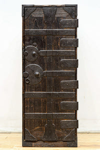 個性的な片開き戸に時代の風合い溢れる行商箪笥 BB3068